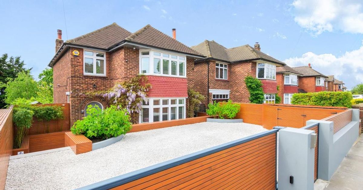 3 bedroom House for sale in Waddington Way, Crystal Palace SE19 (Sold