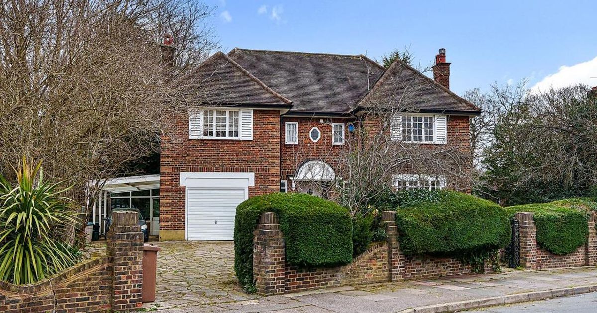 5 bedroom House for sale in Foxgrove Avenue, Beckenham BR3 (Contracts exchanged) KFH