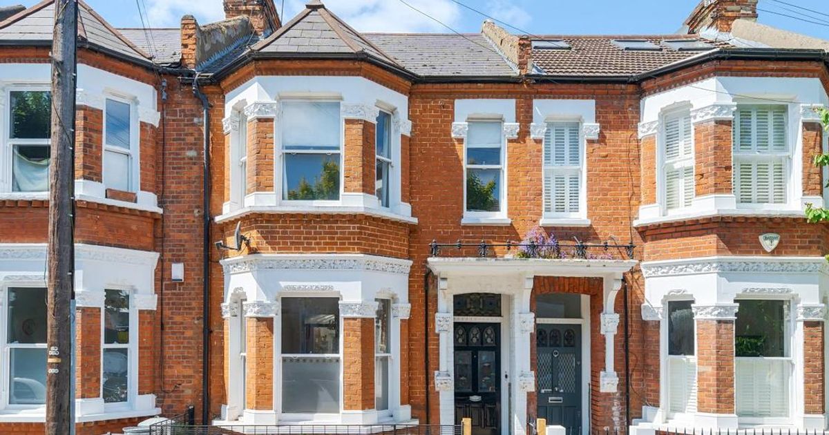 4 bedroom House for sale in Longbeach Road, Battersea SW11 (Contracts