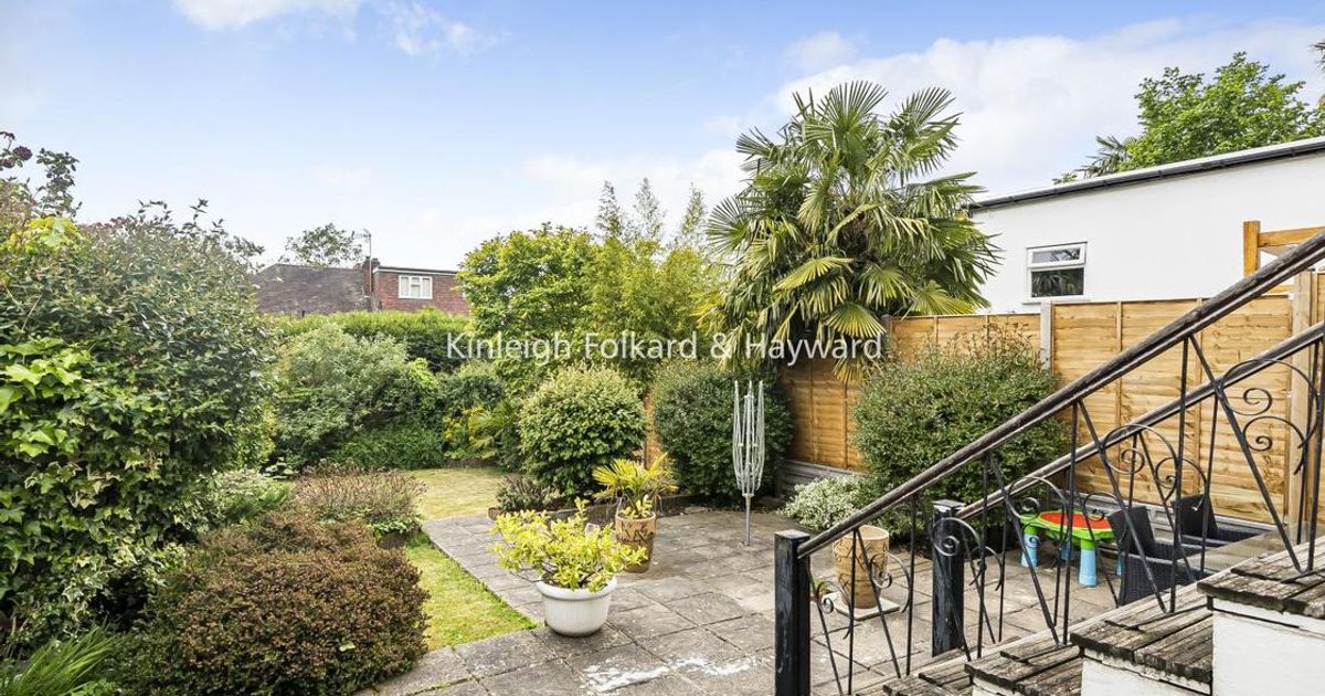 4 bedroom House for sale in Knoll Drive, Southgate N14 (For sale) KFH
