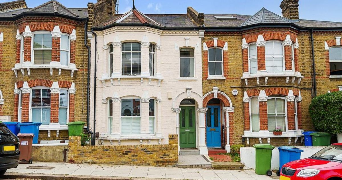 2 bedroom Flat for sale in Goodrich Road, East Dulwich SE22 (Contracts