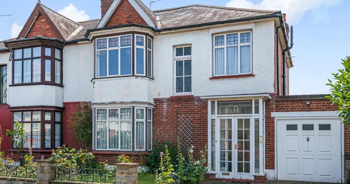 4 bedroom House for sale in Crantock Road, Catford SE6 (Contracts