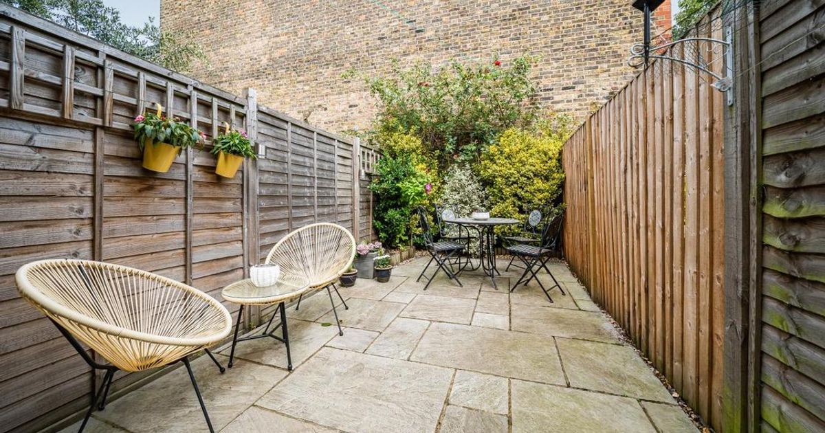 2 bedroom Flat for sale in Merton Road, Earlsfield SW18 (Contracts exchanged) KFH