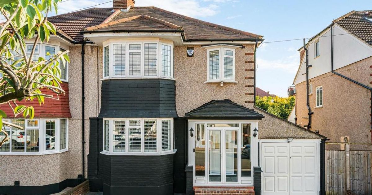 3 bedroom House for sale in Hawkhurst Way, West Wickham BR4 (Contracts