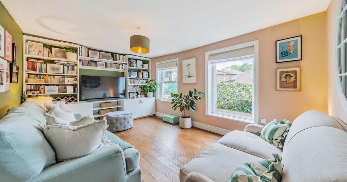 2 bedroom Flat for sale in Battersea Bridge Road, Battersea SW11 (Sold