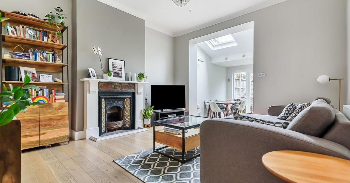 2 bedroom Flat for sale in Broomwood Road, Battersea SW11 (For sale) KFH