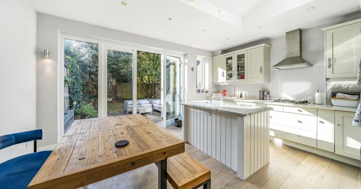 2 bedroom Flat for sale in Broomwood Road, Battersea SW11 (For sale) KFH