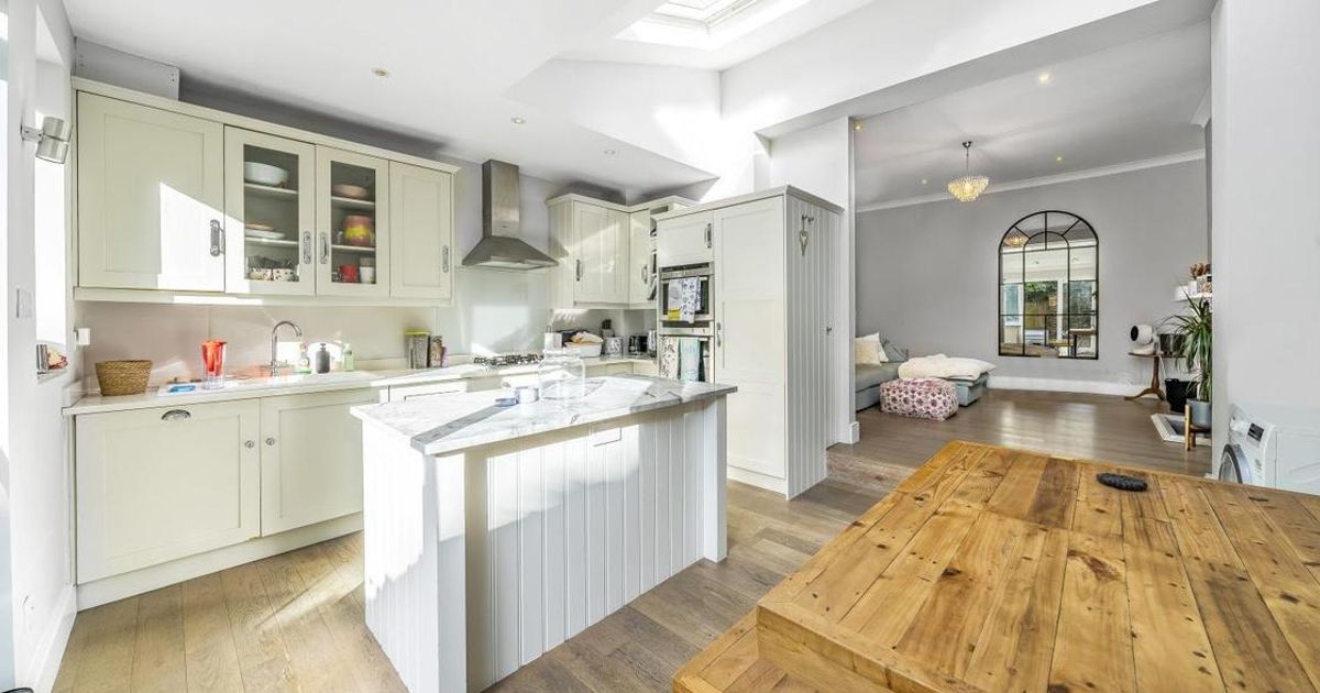 2 bedroom Flat for sale in Broomwood Road, Battersea SW11 (For sale) KFH