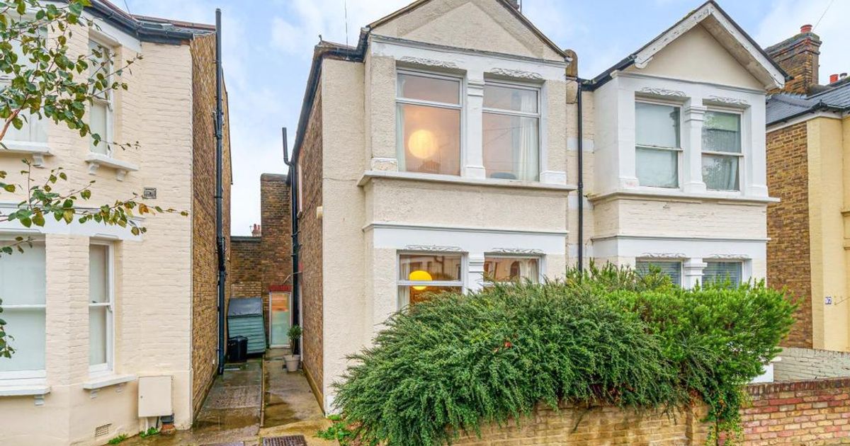 3 bedroom House for sale in Clonmore Street, Southfields SW18