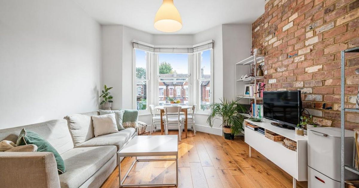 2 bedroom Flat for sale in Conyers Road, Streatham SW16 (Contracts