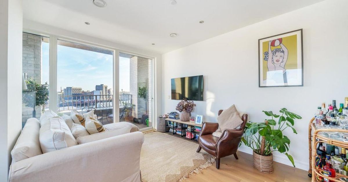 2 bedroom Flat for sale in Grant Road, Battersea SW11 (Under offer) KFH