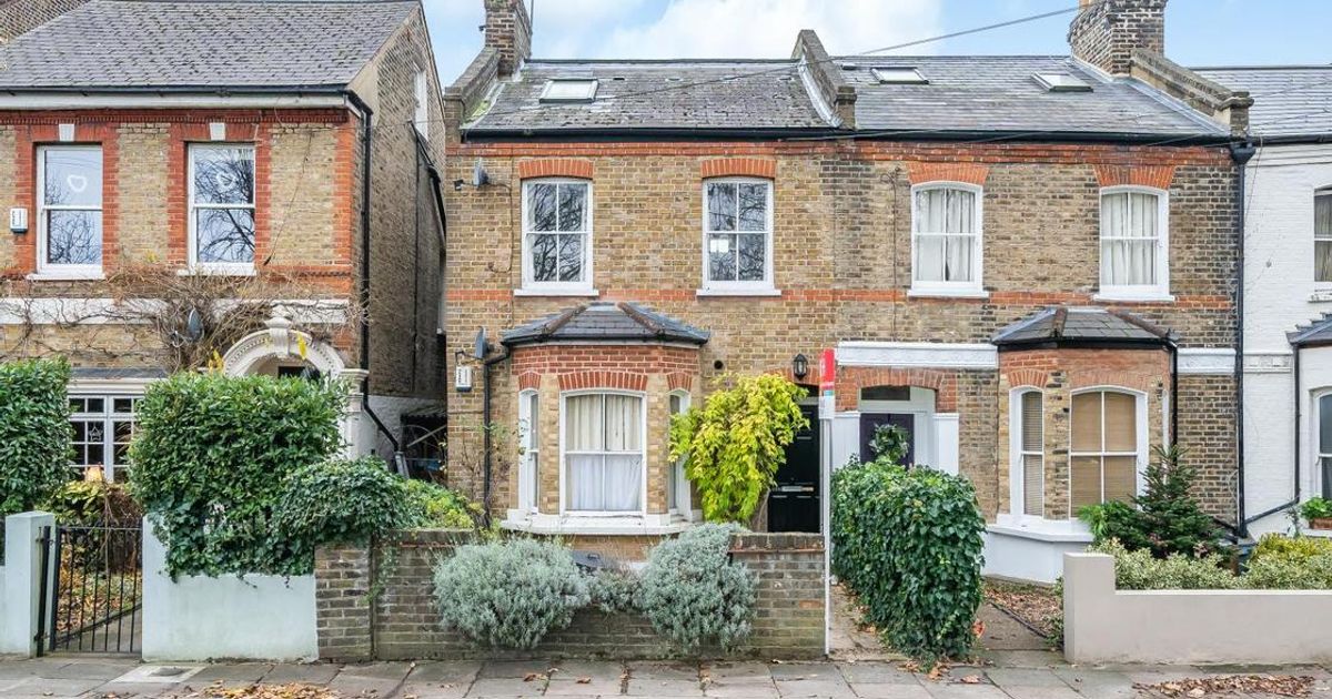 2 bedroom Flat for sale in Bolingbroke Grove, Battersea SW11 (Contracts