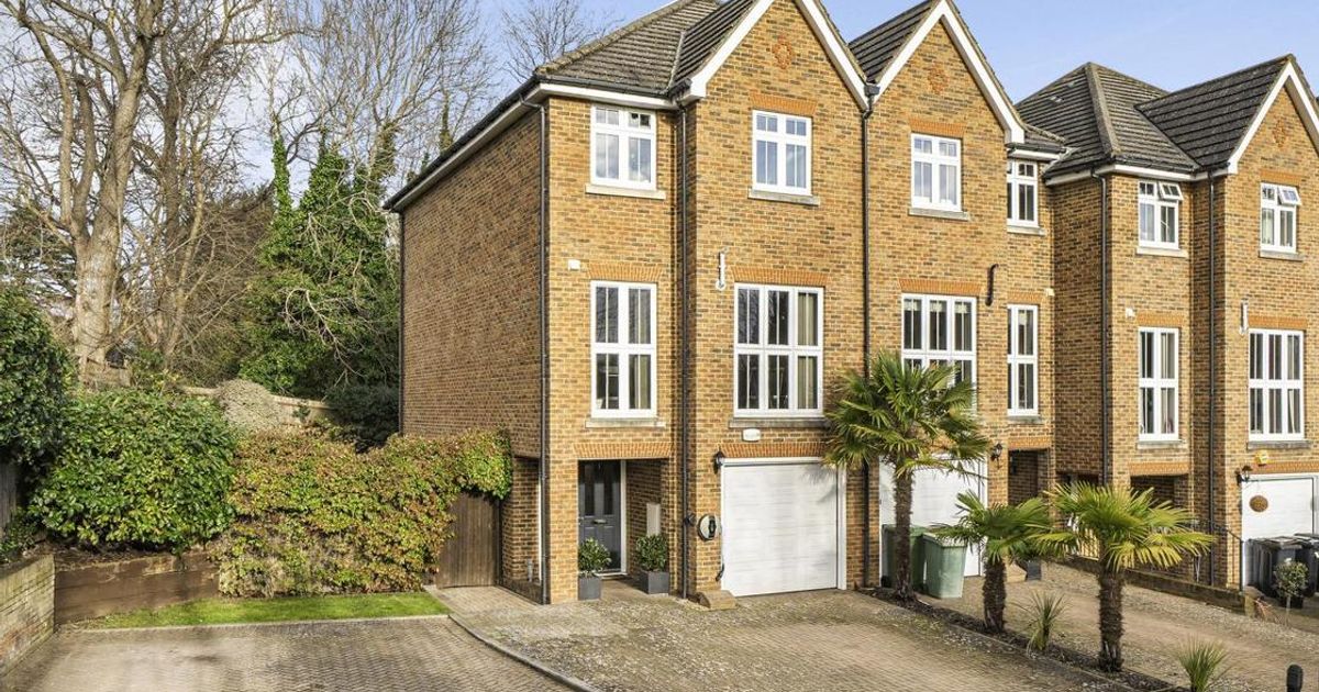 4 bedroom House for sale in Grove Wood Close, Bickley BR1 (Contracts