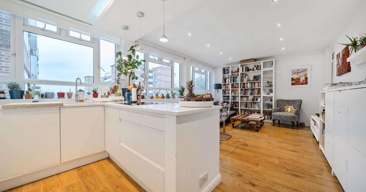 3 bedroom Flat for sale in Albert Drive, Southfields SW19 (Contracts