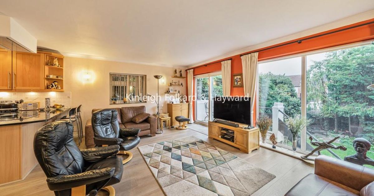 3 bedroom Flat for sale in Holly Park Gardens, Finchley Central N3 (Under offer) KFH