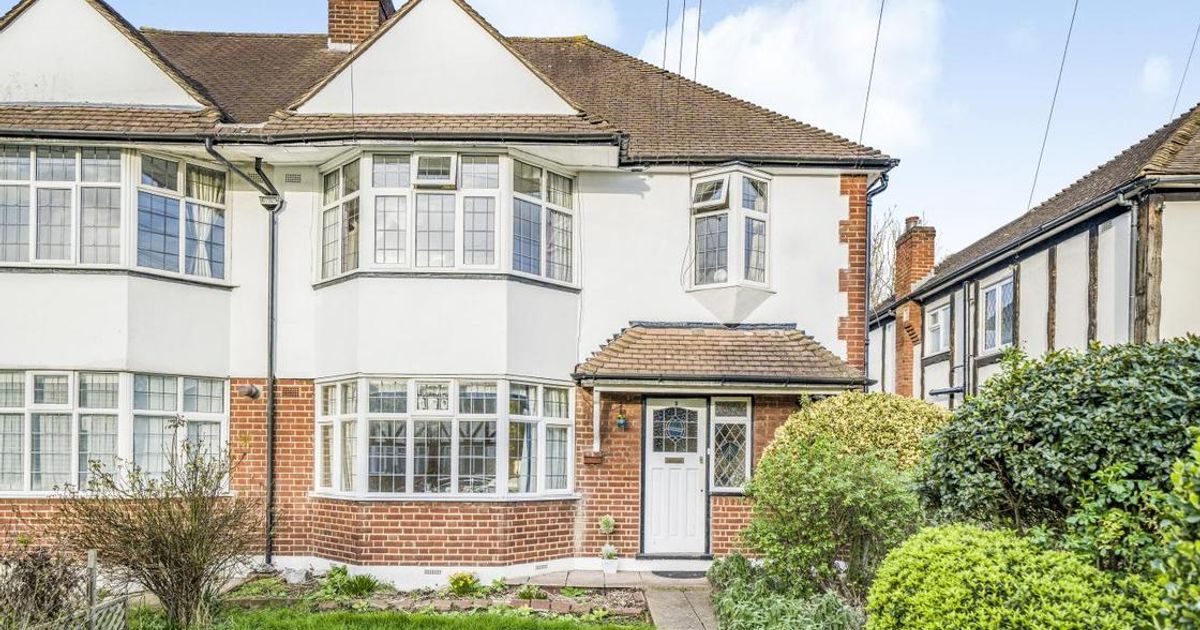 2 bedroom Flat for sale in Aboyne Drive, Raynes Park SW20 (For sale) KFH