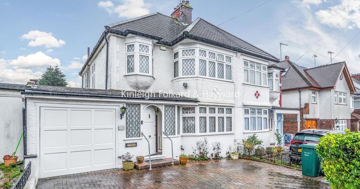 3 bedroom House for sale in Sandringham Gardens, North Finchley N12