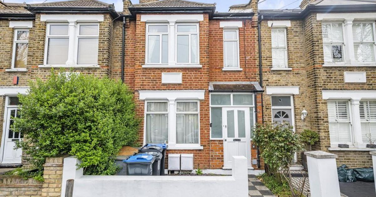 2 bedroom Flat for sale in Vernon Avenue, Raynes Park SW20 (Under offer) KFH