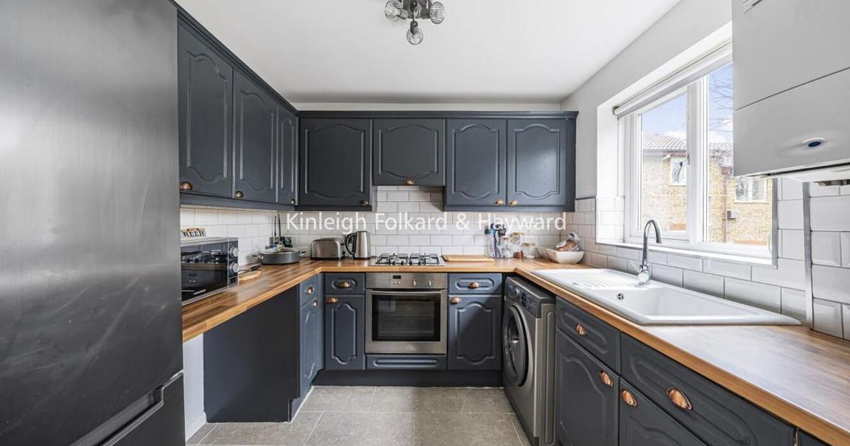 2 bedroom Flat for sale in Greenway Close, Friern Barnet N11 (Sold) | KFH