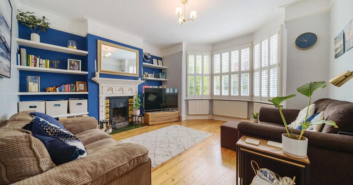 2 bedroom Flat for sale in Burntwood Lane, Earlsfield SW17 (Under offer
