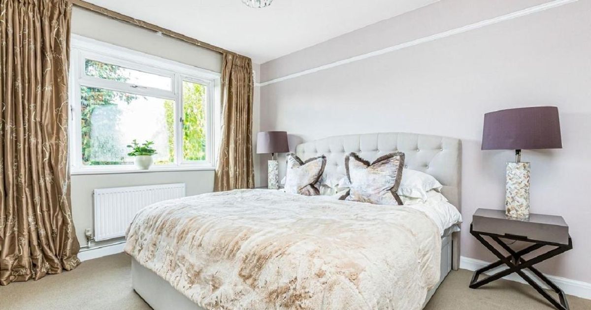 2 bedroom Flat for sale in Richmond Road, Raynes Park SW20 (Under offer) KFH