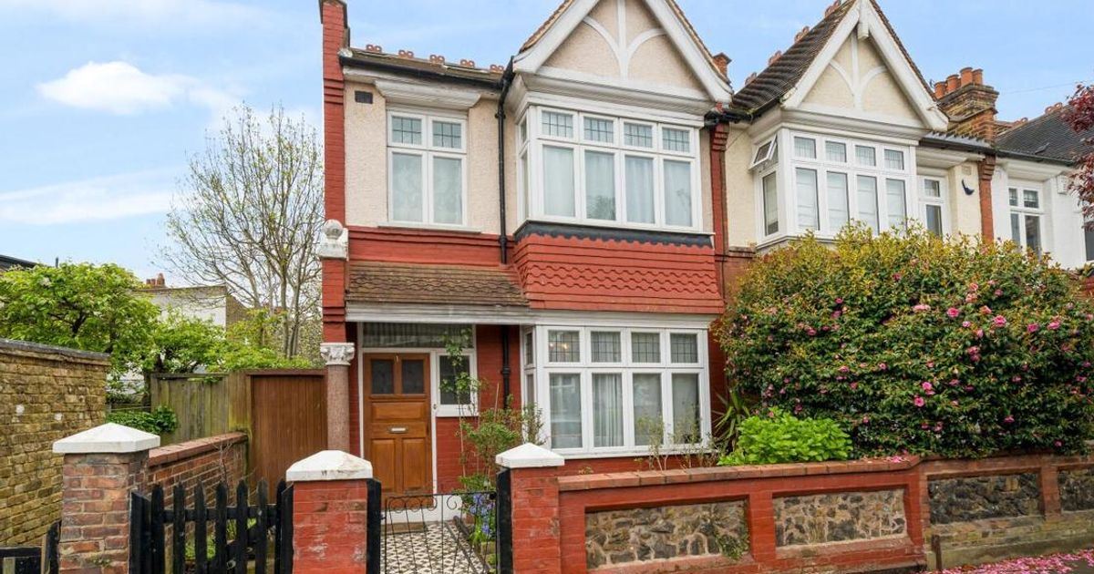 4 bedroom House for sale in Gatwick Road, Southfields SW18 (Under offer