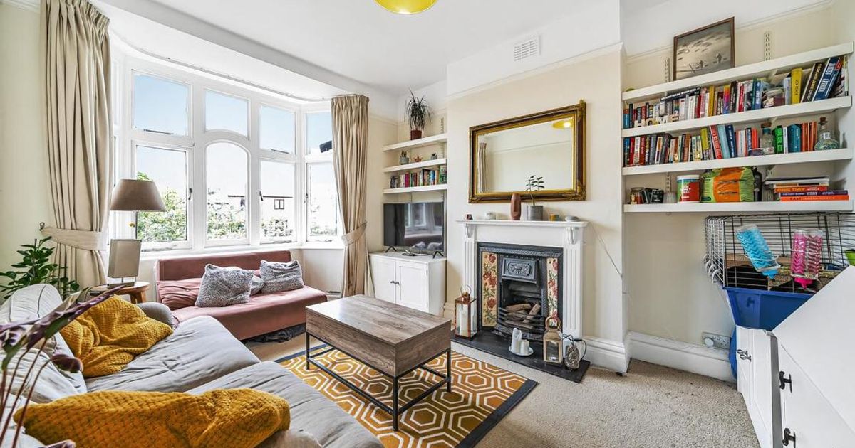 3 bedroom Flat for sale in Weir Road, Balham SW12 (Under offer) KFH