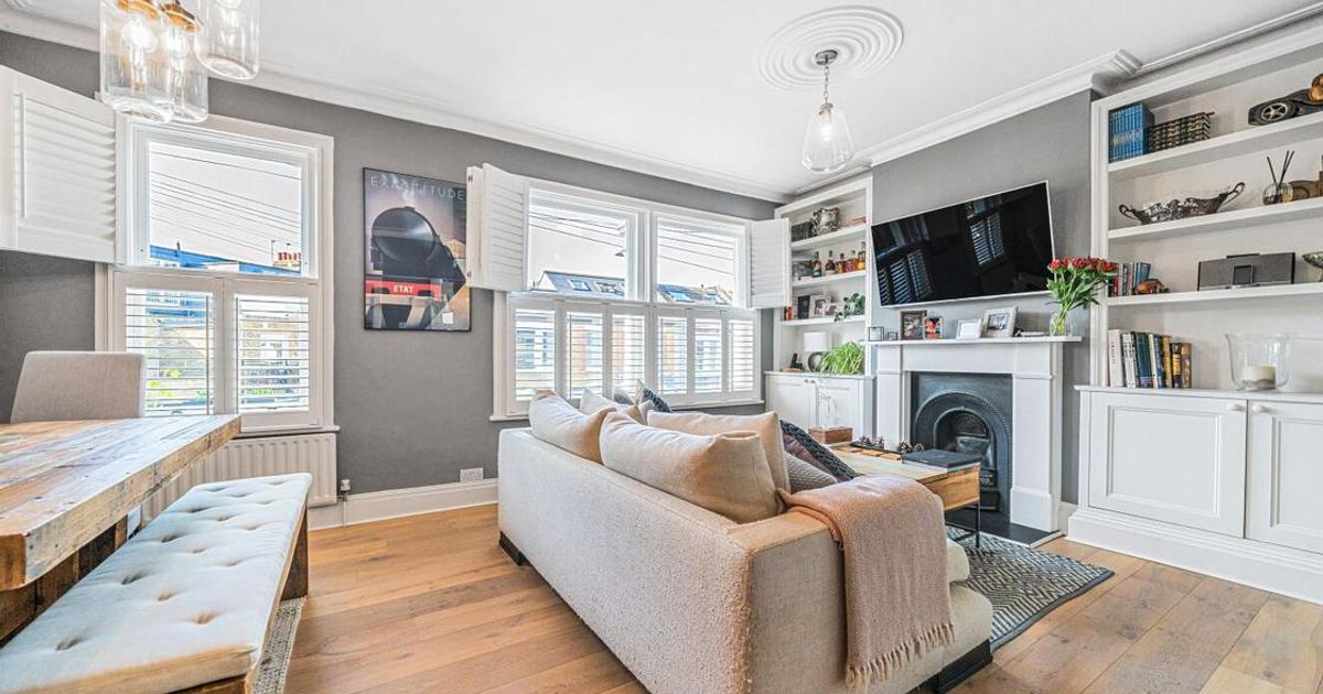 2 bedroom Flat for sale in Smeaton Road, Southfields SW18 (Under offer