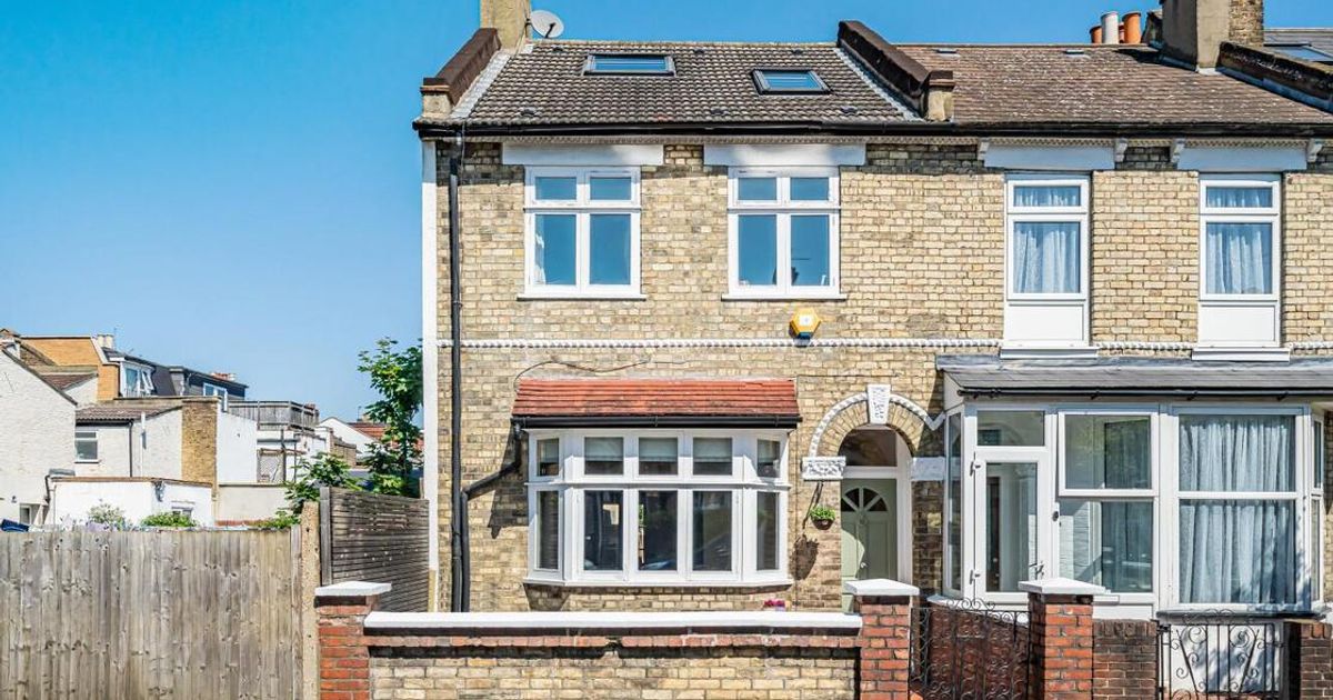 3 bedroom House for sale in Gilbert Road, Wimbledon SW19 (Under offer