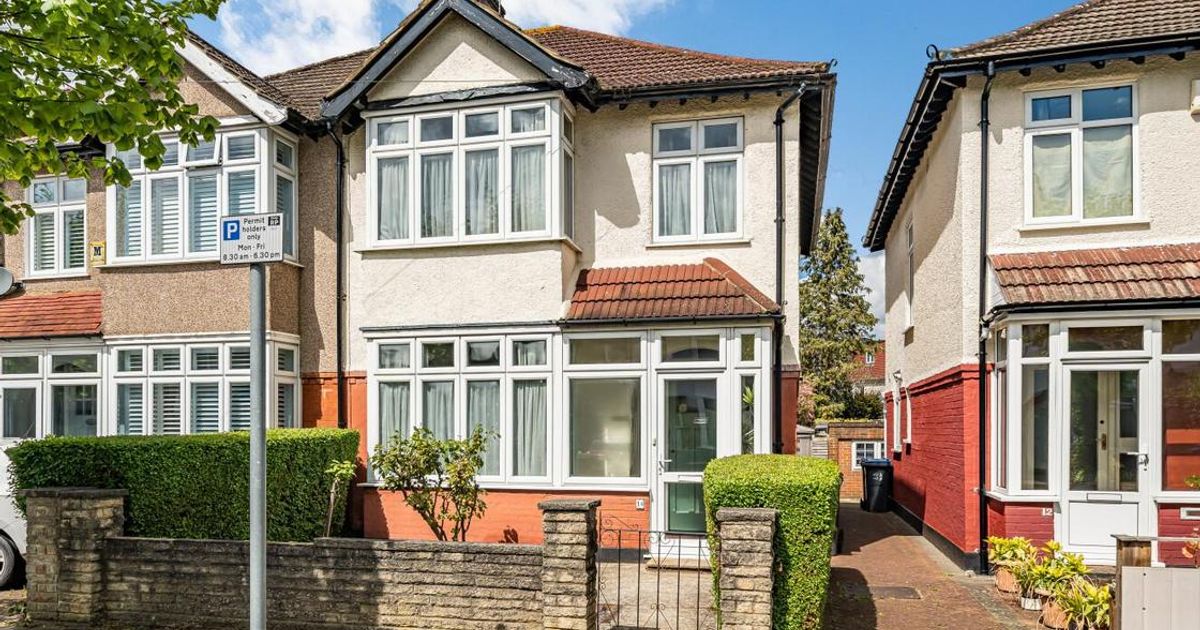 3 bedroom House for sale in Taunton Avenue, Raynes Park SW20 (For sale) KFH