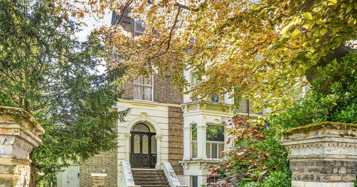 2 bedroom Flat for sale in Wickham Road, Brockley SE4 (Under offer) KFH