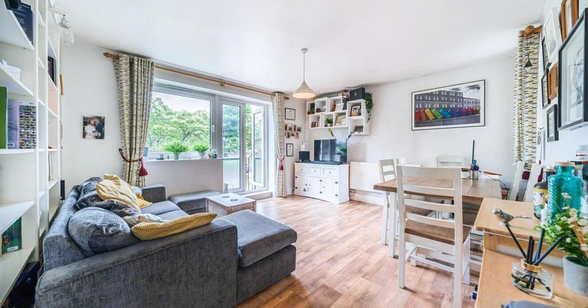 2 bedroom Flat for sale in Princes Way, Southfields SW19 (Under offer