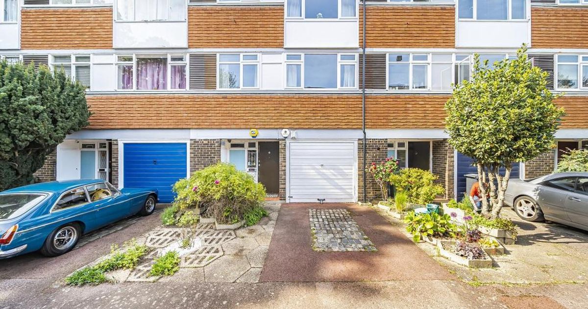 4 bedroom House for sale in Pymers Mead, West Dulwich SE21 (Under offer
