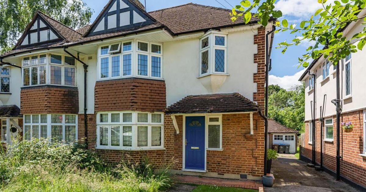 2 bedroom Flat for sale in Aboyne Drive, Raynes Park SW20 (Under offer) KFH