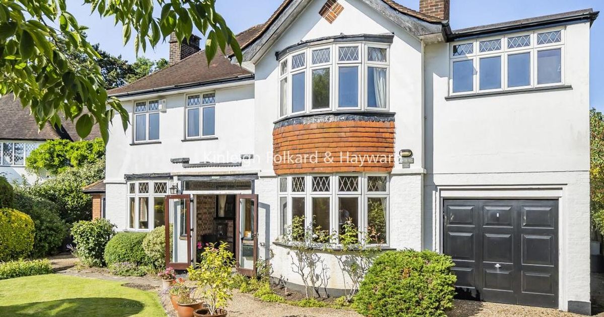 4 bedroom House for sale in Oakwood Close, Chislehurst BR7 (Under offer