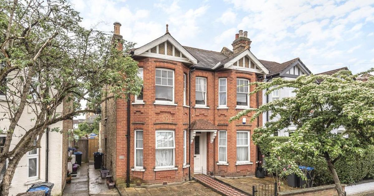 2 bedroom Flat for sale in Cromwell Road, Wimbledon SW19 (Under offer