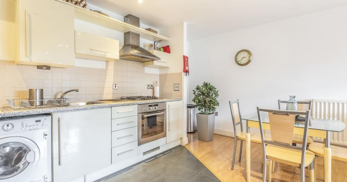 2 bedroom Flat to rent in Kings Avenue, Clapham SW4 (To let) KFH