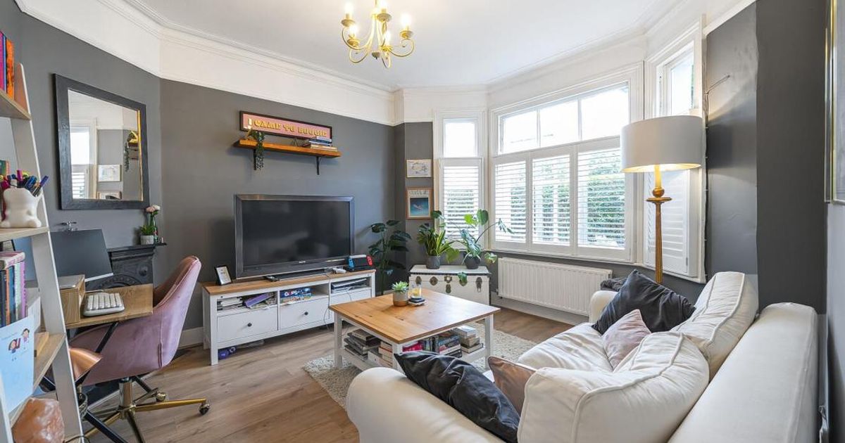 2 bedroom Flat for sale in Brenda Road, Balham SW17 (For sale) KFH